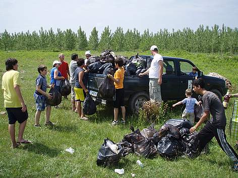 Почистване на Природен парк Персина / ©: WWF DCP BG archive Volunteers participate in WWF's National Day of Nature Parks in Persina Nature Park, Bulgaria, 2010 / ©: WWF DCP BG archive