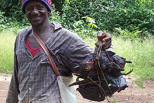 Bushmeat trade / ©: Mustapha SEIDU/ WWF WAFPO Man with purchased bushmeat / ©: Mustapha SEIDU/ WWF WAFPO