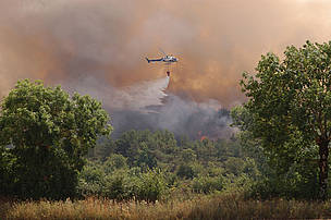 Forest fire in southern France, 2003 / ©: WWF-Canon / Michel GUNTHER This helicopter fighting fires in the Lozère can download only 500 liters of water per flight. ... / ©: WWF-Canon / Michel GUNTHER