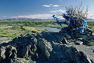 Sacred bush on the riverbank: local herders hang silk sashes as offerings to local spirits. Hovd ... / ©: WWF-Canon / Anton VORAUER Sacred bush on a riverbank in Mongolia / ©: WWF-Canon / Anton VORAUER