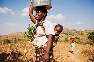 Farmers carrying water from a remote water pond in Malawi, Africa. / ©: WWF-Canon / Yoshi SHIMIZU Woman carrying bucket of water / ©: WWF-Canon / Yoshi SHIMIZU