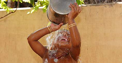 A child taking bath in the village of Thirumullai Vasal in India, Asia. / ©: WWF-Canon / Yoshi SHIMIZU rel=