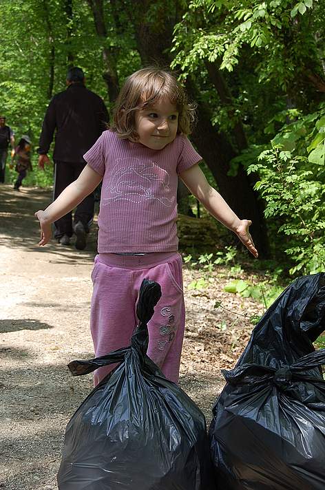 Национален ден на природните паркове 2011 – Природен парк Златни пясъци / ©: Zlatni Pyasatsi Nature Park archive A young volunteer at Zlatni Pyasatsi Nature Park during WWF's National Day of the Nature Parks, 2011 / ©: Zlatni Pyasatsi Nature Park archive