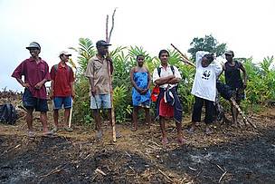 Marie-Hélène Rasoalalanirina from WWF Andapa is talking to villagers about Slash-and-Burn / ©: WWF Madagascar / Martina Lippuner / ©: WWF Madagascar / Martina Lippuner