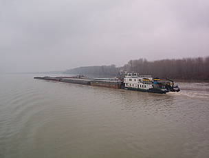 A large barge on the Danube. / ©: WWF Romania / ©: WWF Romania