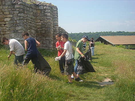 Почистването на Природен парк Русенски Лом / ©: WWF DCP BG archive Volunteers participate in WWF's National Day of Nature Parks in Rusenski Lom Nature Park, Bulgaria, ... / ©: WWF DCP BG archive