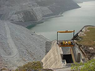 With more dams being built each year, the private and public sectors play critical roles in ... / ©: Joerg Hartmann / WWF-Cannon At more than 250 meters, the Tehri Dam in India is one of the world's tallest. / ©: Joerg Hartmann / WWF-Cannon