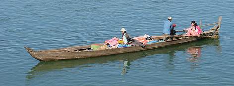 A small boat transports a family along the Mekong River. / ©: Joerg Hartmann / WWF-Germany rel=