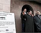 ՀՀ վարչապետը (աջ կողմում) և ՀՀ բնապահպանության նախարարը (ձախ կողմում)` «Արփի լիճ» ազգային պարկի վարչական կառույցի դիմաց