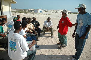 Fishermen prepare their boat and their fishing line / &copy;: WWF / Dannick Randriamanantena