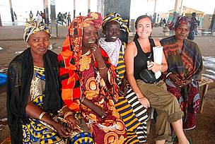 At the local port with some fish processing women. The port of Joal Fadiouth is the heart of this ... / ©: WWF / Sian Whalley / ©: WWF / Sian Whalley