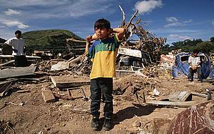 Child standing in the debris of Hurricane Mitch Tegucigalpa, Honduras. / ©: WWF-Canon / Nigel DICKENSON / ©: WWF-Canon / Nigel DICKENSON