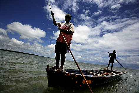 Fishermen doing the 'fish driving'. Tikina Wai, Fiji. There are two boats hitting the water to ... / ©: Brent Stirton / Getty Images / ©: Brent Stirton / Getty Images