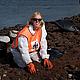 Maren Esmark, head of conservation at WWF-Norway, works with other volunteers and WWF staff to clean up a spill in July 2009 from a tanker that ran aground off the coast of Langesund, Norway. Around 200 tonnes of bunker oil spilled from the ship and devastated local wildlife reserves. WWF staff and volunteers, who have been trained to respond to such emergencies, traveled to the area to help ... © WWF-Norway / Elizabeth Bergli Kjønø
