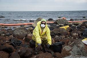 A WWF-Norway staff member assists in the clean-up after an oil spill off the coast of Langesund, ... / ©: WWF-Norway / Elizabeth Kjono A WWF-Norway staff member assists in the clean-up after an oil spill off the coast of Langesund, ... / ©: WWF-Norway / Elizabeth Kjono