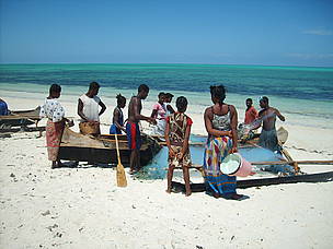 Fishermen prepare their fishing line before they put to sea / &copy;: WWF / Dannick Randriamanantena