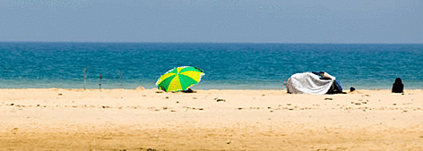 Tourists on the beach and estuary of small river, Cap Serrat, Tunisia. / ©: WWF-MEDITERRANEAN / E. PARKER / ©: WWF-MEDITERRANEAN / E. PARKER