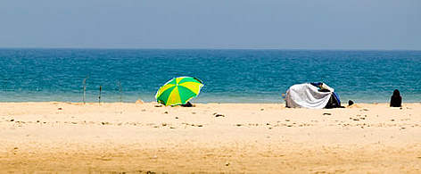 Tourists on the beach and estuary of small river, Cap Serrat, Tunisia. / ©: WWF-MEDITERRANEAN / E. PARKER / ©: WWF-MEDITERRANEAN / E. PARKER