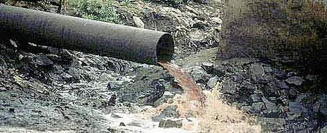 Sewage pipe spewing pollution from a factory directly into a river near Mumbai (Bombay). India.
/ ©: WWF-Canon / Mauri Rautkari Sewage pipe spewing pollution from a factory directly into a river near Mumbai (Bombay). India. rel=
