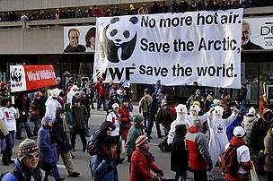 WWF banner at the Climate Change demonstration in Montreal, December 2005, during the UN Climate ... / &copy;: WWF-Canon/Martin Beaulieu