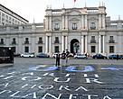 El lienzo de La Hora del Planeta fue desplegado frente a La Moneda