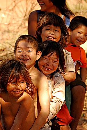 Grupo de niños indigenas