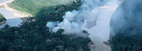 Burning forest for farmland in Southeastern Peru / ©: Andre Bartschi / WWF - Canon rel=