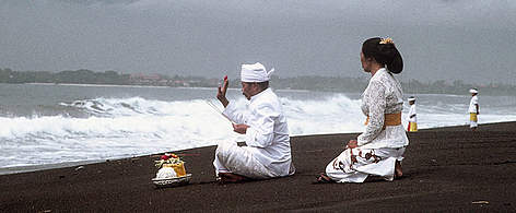 Blessing of the Ocean, Balinese New Year, Bali, Indonesia. / ©: WWF-Canon / Elizabeth KEMF Blessing of the Ocean, Balinese New Year, Bali, Indonesia. rel=
