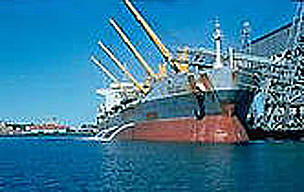 Ballast water discharge in port. / ©: IMO/Globallast / ©: IMO/Globallast