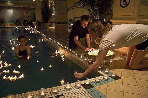 El personal del Hotel Fairmont Royal York, en Toronto (Canada) prepararon velas flotantes para la ... / &copy;: Bill IVY/ Ivy Images/ WWF-Canada