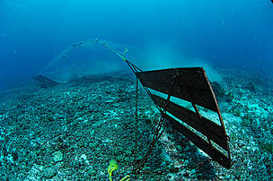 Bottom trawler scapes the ocean floor Baja California, Mexico / ©: Brian J. Skerry WWF/Canon / ©: Brian J. Skerry WWF/Canon