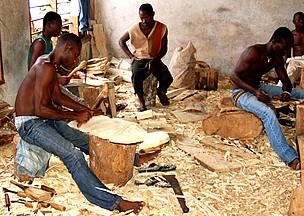 Carvers at work, Aburi Industrial Centre, Aburi, Ghana / ©: Chris GORDON /WWF WAFPO Carvers use large volumes of endangered wood species for their work contributing to deforestation. / ©: Chris GORDON /WWF WAFPO
