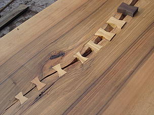 A resourceful table made by Caracol Arquitectura. The crack on the board was creatively / ©: Caracol