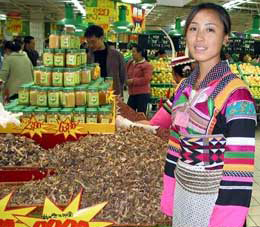 The European food retailer Carrefour, a member of WWF-China’s Corporate Partnership Programme, ... / ©: WWF China Carrefour helps communities living in the panda habitat promote their environmentally friendly ... / ©: WWF China