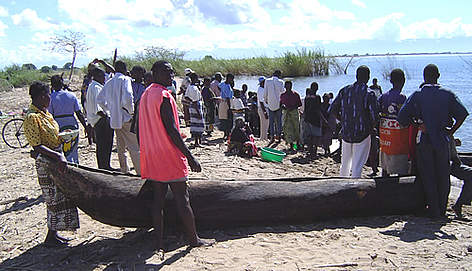 Waiting for fishermen to bring a day's catch to the shore on lake Malawi. / ©: WWF-Canon / Hewitt Chizyuka Waiting for fishermen to bring a day's catch to the shore on lake Malawi. rel=