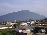 Nkongsamba is virtually sandwiched between two giant mountains and rolling hills. / ©: WWF-Canon / WWF-CARPO / Peter Ngea Nkongsamba is virtually sandwiched between two giant mountains and rolling hills. / ©: WWF-Canon / WWF-CARPO / Peter Ngea