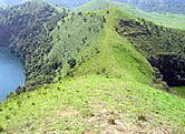 "Ridge" separating the twin crater lakes of Muanenguba. / ©: WWF-Canon / WWF-CARPO / Peter Ngea