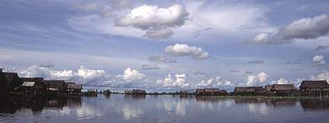 Wom village in Yuat River, a tributary of the Sepik River, Papua New Guinea. / ©: Paul Chatterton rel=