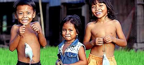 Young children with small carps (cyprinid fish sp.), Tonle Sap River, Cambodia. / ©: WWF-Canon / Zeb HOGAN Young children with small carps (cyprinid fish sp.), Tonle Sap River, Cambodia. rel=