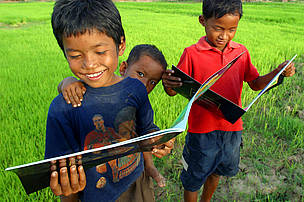 Three Khmer boys reading fish conservation book. On the banks of the Tonle Sap River, Cambodia
/ ©: Zeb Hogan / WWF-Canon / ©: Zeb Hogan / WWF-Canon
