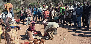 Villagers making piri piri bombs to repel elephants. Mozambique. / ©: Lyn Treloar / WWF / ©: Lyn Treloar / WWF