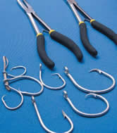 Circle hooks surround a traditional Circle hooks surround a traditional "J" hook, at centre bottom. The use of large circle ... / ©: WWF / Liz McLellan