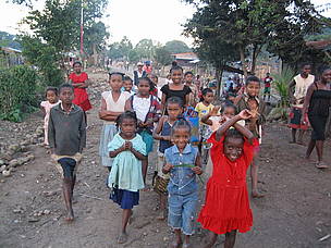 Curious children upon my arrival in Ambodihasina, August 2006 / ©: WWF / Claire Balbo Children in village-Aug.06 / ©: WWF / Claire Balbo