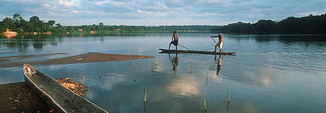 Fishermen rowing on a wooden boat. Dzanga river, Central African Republic
/ ©: WWF-Canon / Martin HARVEY rel=