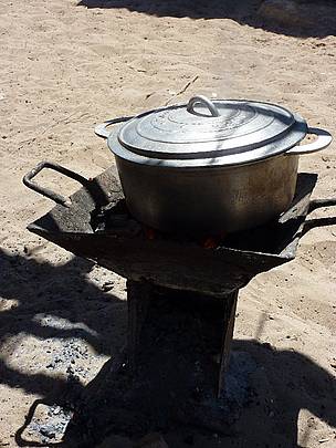 Cooking over charcoal / ©: WWF / Jonas Ewert / ©: WWF / Jonas Ewert