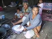 Cooking tapioca on Mabul Island / ©: WWF-Malaysia/ Myezana Ismat / ©: WWF-Malaysia/ Myezana Ismat