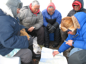 Four elders Guy Kakkianiun, Simon Oleekatalik, Abe Okuqtunnuaq and Levi Illuitok identify locations ... / ©: Julia Langer / WWF Elders Guy Kakkianiun, Simon Oleekatalik, Abe Okuqtunnuaq and Levi Illuitok with researcher Darren ... / ©: Julia Langer / WWF