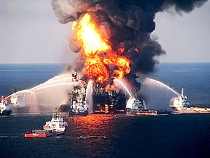 Fire aboard the mobile offshore drilling unit Deepwater Horizon, Gulf of Mexico, April 2010. / ©: United States Coast Guard / ©: United States Coast Guard