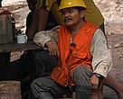 Un integrante amazónico boliviano de una Empresa Forestal Comunitaria (EFC)