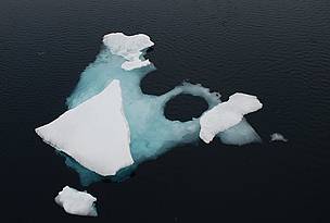 Iceberg, Arctic. Aspen Institute voyage to the Arctic 11-20 July 2008. / ©: WWF / Jim Leape / ©: WWF / Jim Leape